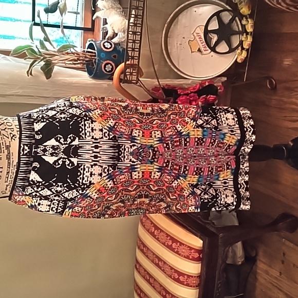 Women's knit pull on midi skirt size medium by Bisou Bisou.  Comfy & colorful! - Picture 3 of 5